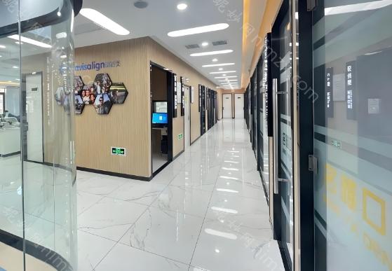南京明德口腔医院整体收费标准合理，医院内种植牙价格在4980~8999元左右，牙齿矫正价格在8800~23800元左右。
