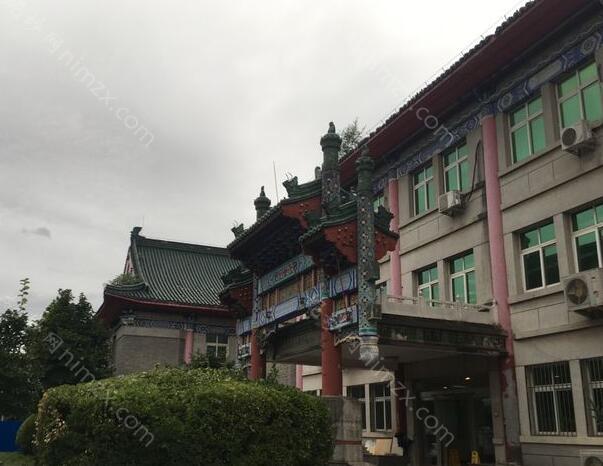 八大处整形可以取脸部注射的东西吗?八大处可以取出面部注射的东西，面部注射物一般有玻尿酸、自体脂肪以及胶原蛋白等成分，而一般情况这些东西会随着身体的代谢自动排出体外，但也有一些