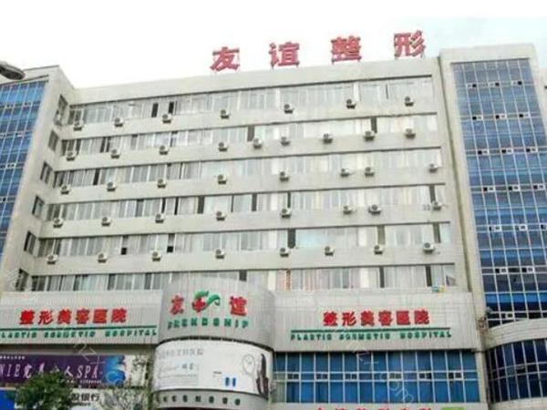 成都市锦江区友谊医院里有牙科吗?成都市锦江区的友谊医院是一家综合性的三级甲等医院，医院内部设立了众多科室 ，而且学科专业齐全，其中就包括了牙科，而牙科是这家医院的重点科室之一