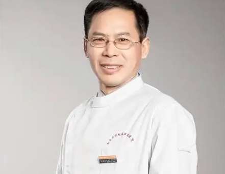 南昌大学附属口腔医院在当地的口碑比较不错，作为一家集医疗，科研保健等为一体的三甲口腔专科医院，经过近10年的发展，现在全院的在职员工达到了410多人，并且拥有副高级以上的技术人员达到了94人，作为一名家环境优美，设施比较精良的医疗机构，在当地的口碑比较不错，建立了多个科室来为求诊者解决各种口腔问题，...