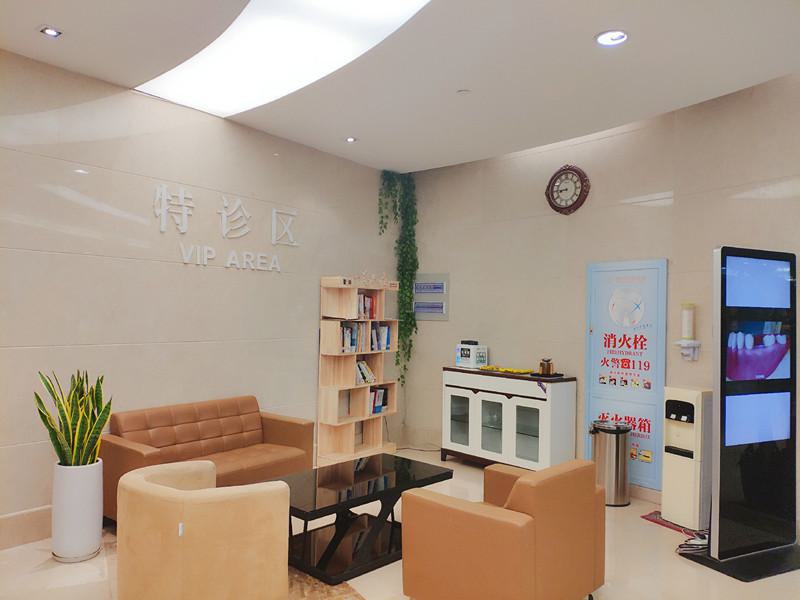 2025杭州下门牙内侧牙根外露医院前10强强榜分别是：1、杭州时光整形医院2、杭州雅乐口腔医院3、杭州广人民医院4、杭州香溢口腔医院5、杭州格莱美整形医院概况6、宁波杭州湾医院7、杭州艾维口