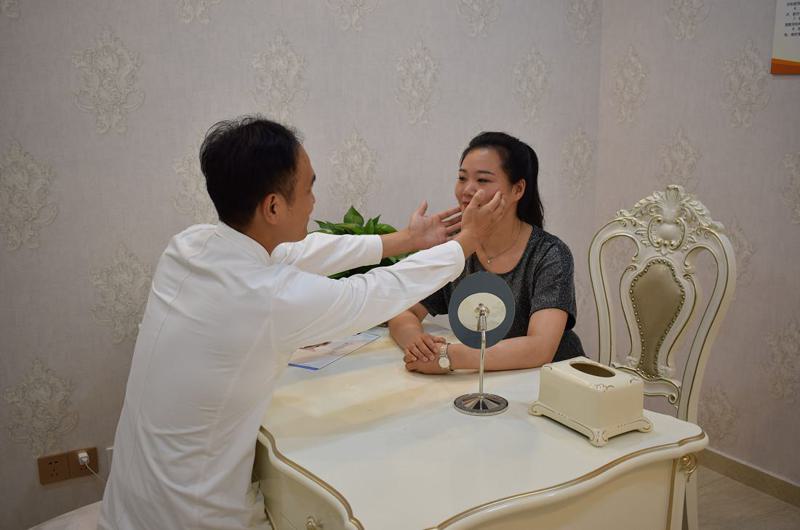 鼻子的形状在五官当中起着重要的作用，因此有很多爱美者如果鼻子的形状不是特别好，那么就会通过后天的医疗技术来改变，不得不说如今的美容整形技术真的是特别先进，当然在湖州市做膨体
