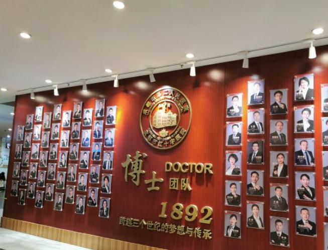 整形美容行业在近年来迅速发展，众多整形医院如雨后春笋般涌现，为求美人士提供了丰富的选择。在众多选择中，公立医院的整形科因其技术实力和合理收费而备受青睐。成都市第二人民医院烧