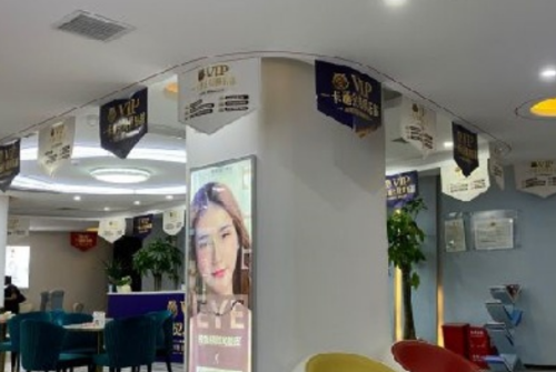不同的医生在做玻尿酸丰唇手术的过程中会有不一样的就诊体验，目前很多公办医院中都坐诊对于此项技术比较有研究的医生，求美者在进行手术操作前，可以对于医院和医生的整体实力做相应的了解，毕竟选择到审美和自己相似，技术精湛的医生可以让手术顺利得进行。武汉市第一人民医院玻尿酸丰唇手术技术比较棒，坐诊的吴闯，严志...