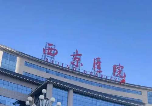 西安自体脂肪丰胸价格是多少?自体脂肪丰胸凭借这自然柔软的手感和塑身的成果，可以进行一举两得，所以近年来有越来越多的爱美者会选择在西安当地，这项手术技术已经很成熟了，但是价格的差距比较大，所以很多爱美者望而止步，目前该手术的价格大概在2万元左右，其该价格仅供参考，因为每个人的情况不同。从所注射的量也就...
