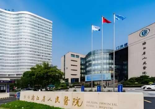 杭州脂肪隆胸医院排名更新啦!浙江省人民医院整形外科、浙大二院整形科、浙大附一院整形外科、杭州市第一人民医院医疗美容科、浙江省立同德医院整形外科等都排名靠前哦~~。脂肪隆胸项目能够改善胸部的丰满度，能够使身材变得更加的热辣有型!但是做隆胸手术都需要选择正规的医院，所以今天为大家带来了杭州脂肪隆胸医院排...