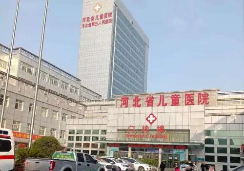 河北省儿童医院牙齿矫正多少钱？家有萌娃，想必家长对孩子的牙齿发育问题比较在意，当孩子的牙齿出现歪歪扭扭的情况时，不仅影响颜值，还有可能会造成咬合紊乱，这种情况下就需要及时带孩子到专业医院进行正确引导和诊疗，河北省儿童医院口腔科拥有多位出色的儿童口腔诊疗医生，他们不仅技术精湛，经验丰富，而且在和小朋友...