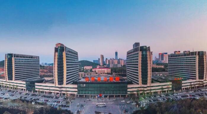 在现代社会，人们对美的追求愈发强烈，隆胸整形手术作为改善身形的重要手段之一，受到了广泛关注。面对琳琅满目的整形机构和手术方式，许多人在选择时感到迷茫。本文将从整形价格、手术