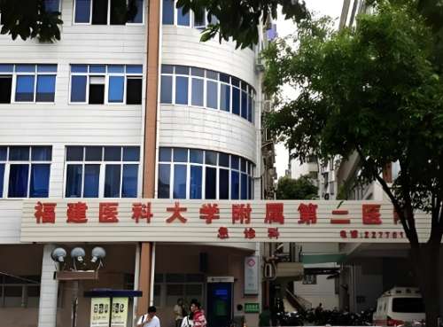 泉州牙齿矫正医院排名很多人一早就开始打听了，家里有小孩换牙长歪了的、自己成年了想把牙齿整齐点的，或者是小时候错过矫正期，现在想补回来的人都不少。问来问去，大部分人还是会绕回那几个熟面孔：医大附二院、泉州市一院、泉州中医院、九一〇医院、还有晋江中医院。公立医院里这几家不仅口碑稳定，科室也早就建起来了。...