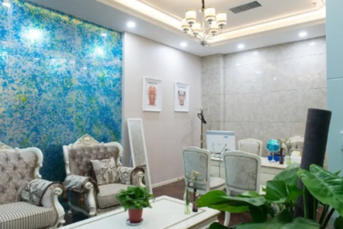 太阳穴部位如果出现凹陷的情况，让五官看上去也是很不协调的，显得很老气，一直是很多爱美者不愿意接受的，所以为了做出改变，爱美者们都会选择去做填充的手术，在做手术时也要根据自己的情况选择适合的手术方式，下面可以看看怎么样滨州市人民医院太阳凹陷填充技术怎么样，医院中有着经验丰富的医生坐诊，比如王福庆，张雷...