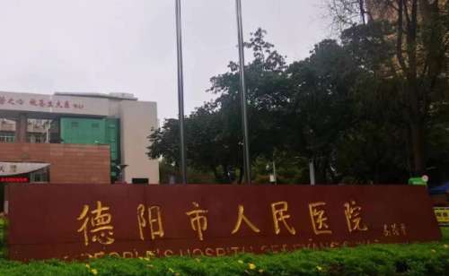 整齐洁白的牙齿是每一个人都比较渴望拥有的，但是日常生活的有部分求美者的牙齿有瑕疵问题，就比如说有部分求美者受到遗传的影响，导致了牙齿排列不是很整齐，这个问题的出现给求美者带来的影响是比较大的，会让求美者清洁牙齿方面带来极大的不便，同时给形象方面带来较大的影响，所以更多人会选择通过牙齿整形的方法进行解...