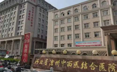 眼周皱纹堪称年龄杀手，眼角的鱼尾纹，眼下的泪沟都让很多人困惑不已，不少朋友想通过美容行业内的眼部除皱技术来解决问题，但是又担心遇不到好的医生对眼部造成伤害。河北省沧州中西医结合医院医疗美容科中的杨庆燕医生在做除皱整形方面深有研究，她的实践经验丰富，可以结合不同人的眼部皮肤质地和皱纹程度，选择适合的操...