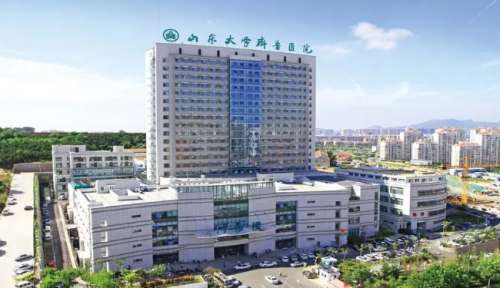 当胶原蛋白开始流失眼周部位很容易出现凹陷问题，影响眼部的美感。通过脂肪填充技术，能够让凹陷部位变得更加饱满自然，维持的时间相对也是比较久的。山东大学齐鲁医院马玲脂肪填充眼周凹陷技术水平很高，掌握了具体的实施步骤，并且有着丰富的工作经验，可以根据差异化需求来实施手术操作，，更好的保障了手术的效果，收费...