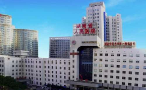 肌肤上若出现疤痕，会让肌肤的光滑度和美感受到一定的影响，有的疤痕问题比较严重，通过普通的执法方式难以去除，那么可以通过合适的祛疤技术来重新拥有光滑的肌肤状态。湖南省人民医院吴猛祛疤技术水平很高，有着多年的工作经验，能够根据个人疤痕部位的情况更好地实施修复操作，注重于疤痕整体形态以及周围肌肤的过度协调...