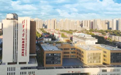 苹果肌下垂、法令纹沉陷，都会让颜值直接拉垮好几岁，看起来苍老疲惫，用普通的抗衰精华根本起不到提升作用，因此很多姐妹想去做面部提升除皱手术，这项技术效果怎么样选对医生是关键，清华大学附属垂杨柳医院中的刘军连医生在做面部提升除皱美容方面比较有经验，他熟悉面部解剖结构，可以根据不同人的肌肤松弛程度设计方案...