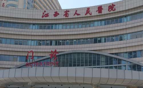 天生嘴唇又厚又外翻，涂上口红之后显得很土气，为了能够打造精致唇形，很多姐妹想去做后唇整形手术项目，在江西地区，如果想要做厚唇整形，一定要找一位可靠的医生才行，江西省人民医院刘诚医生做厚唇整形很有一手，他做手术的特点精细自然，可以结合每个人的面部比例重新设计唇部形态，保留自然弧度和唇珠高度，使嘴唇美的...