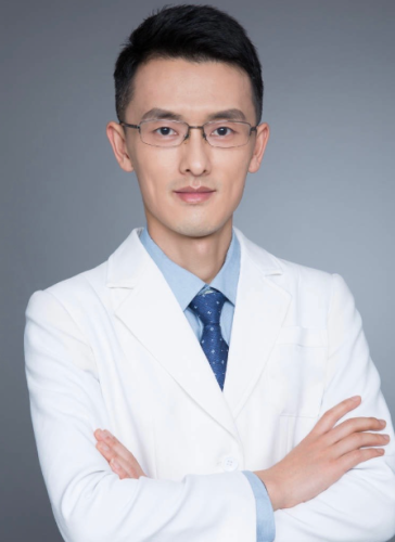 北京玻尿酸填充医生佟骁怎么样?如今的玻尿酸材料已经发展的越来越成熟，是个人的组织材料，有着良好的相容性，但是在北京地区大家选择医生方面可以下功夫。而北京玻尿酸填充医生佟骁医生的临床经验很丰富，具备了扎实的基本功和独特的审美观，一直以来会不断的完善自我，参与研究等工作，擅长个性化设计，帮助很多人得到蜕...