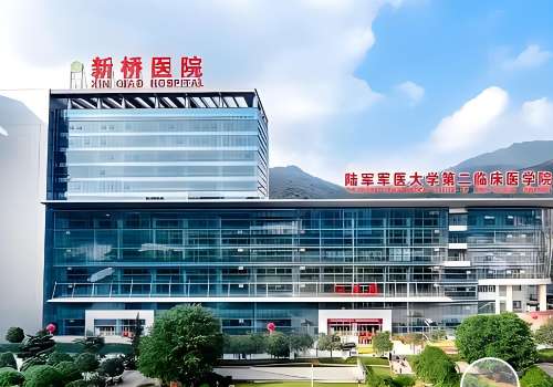 重庆做近视眼手术医院哪家好？新桥、西南、人民等实力上榜！很多人都因为长期的学习或工作导致出现了近视眼的问题，佩戴框架眼镜压的鼻梁生疼，而且还会封印住我们的颜值，所以有很多人都想要摆脱框架眼镜的束缚。好在现在医疗行业发展迅速，近视手术的技术比较成熟，能够帮我们实现更理想的蜕变。目前重庆地区当中的医疗资...