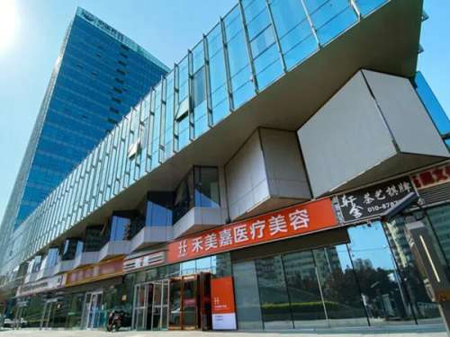 在北京这座时尚与科技交融的都市，精致的面部轮廓是不少人追求的美学目标，面部吸脂成为打造紧致脸型的热门选择。北京纯脂、玉之光、禾美嘉、清木、嘉禾这五家机构凭借各自特色技术，在面部吸脂领域积累了不俗口碑。本文将详解价格、机构特色及避坑要点，助你轻松变美。一、北京面部吸脂价格表(2025年参考)吸脂部位价...