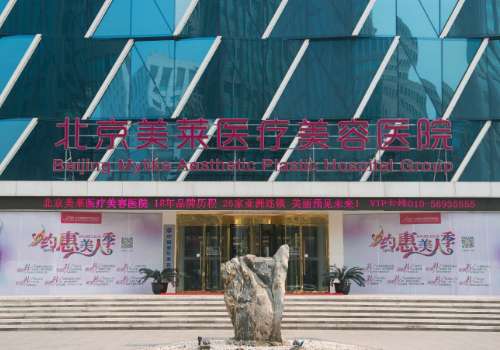 北京美莱隆胸医生有很多，由于篇幅有限，就先给大家介绍一下于双全医生，这位医生有着很不错的审美理念，所开展的每一台隆胸手术都很不错，也获得了很高的满意度，因此在北京美莱医疗美容医院积累了颇高的人气，慕名找他的人也越来越多，得到了更多爱美女性的广泛赞誉和认可，近几年来一直都在北京当地很有名气，接下来就带...