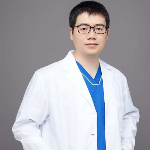高亚东医生长期在北京华韩医疗美容医院坐诊，是一位在抗衰领域拥有丰富临床经验的医生，尤其在拉皮手术方面拥有很高的人气。很多爱美人士都会来找高医生做拉皮，做完手术之后就会让大家的皮肤状态变得更加紧致细腻。很多爱美人士很想通过医生的案例来了解医生的风格，下面就为大家详细的介绍，一起来了解吧！1、高亚东医生...