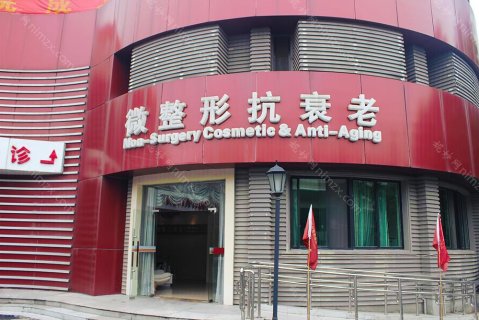 在这个繁忙的都市中，脱发问题如同无形的锁链，束缚着许多人的心灵。杭州，这座美丽的城市，也见证了不少因脱发而困扰的灵魂。然而，科技的进步带来了希望，植发技术的日新月异，为这些