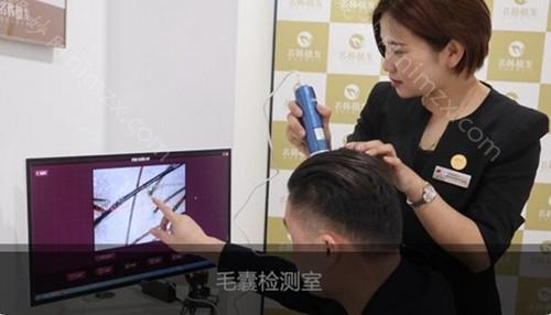 济南，这座历史悠久的城市，不仅以其丰富的文化底蕴著称，更因其发达的医疗美容行业而备受关注。在众多医疗美容项目中，鬓角种植手术因其独特的魅力和效果，吸引了众多爱美人士的目光。