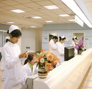 1、聊城市人民医院美容整形科基本信息 坐落于风景如画的山东省聊城市，聊城市人民医院美容整形科以其卓越的整形美容服务闻名。该科室隶属于一所享有盛誉的公立医院，专注于提供隆鼻、抽
