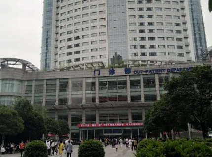 自贡市中医医院皮肤美容科微晶瓷隆鼻详细介绍 01. 医院介绍 科室床位20张，设施齐全，可诊治各种疑难重症皮肤病。自贡市中医院皮肤科拥有一支技术精湛的专业队伍，拥有12名医护人员和医疗设