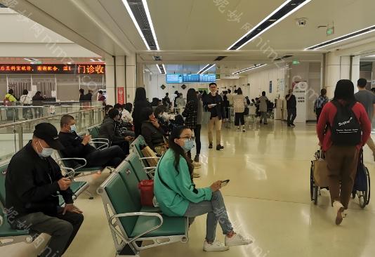 深圳大学附属医院口腔科收费相比私立来说要贵些,深圳大学附属医院口腔科种植牙收费6000起,国产种植牙价格6000元起,韩国种植牙价格7800元起.