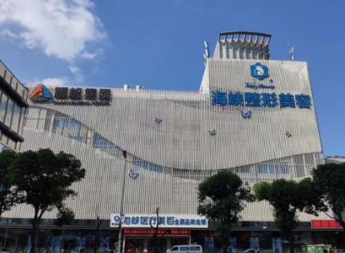 李丽强医生毕业于山西大同医科大学，目前任职于福州海峡，从事整形外科工作数十年，拥有丰富的临床经验，曾多次前往国外多地进行深造学习，获得了国外大师级整形医生的指导，技术方面有着自己独特的见解和操作，在做双眼皮整形方面取得了很不错的口碑，也得到了爱美人士很高的赞誉。李丽强医生双眼皮的案例天生的单眼皮让我...