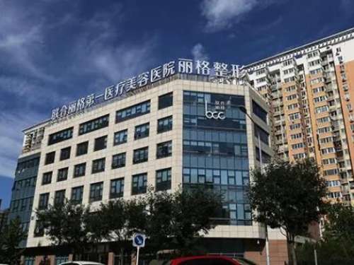脂肪的问题对于很多的人来说都是大问题，毕竟减肥是一件困难的事情，前脚刚刚瘦了一点，后脚稍微吃得多一点就会又长出肥肉，所以还是需要借助科学的方式，对于大部分的女性朋友来说，如果脂肪较多，但是胸部较小的话，可以抽取多余的脂肪用来填充胸部，这样有着一举两得的作用。一、陈万芳怎么样?陈万芳医生作为在脂肪塑形...