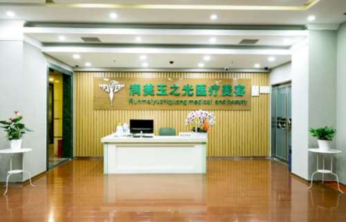 北京润美玉之光医疗美容隆胸医生评价好吗?张红芳、王明利、朱金成医生在隆胸方面的技术和经验是很充足的。对于爱美的女士来说，拥有性感丰满的身材是一件很开心的事情。一旦胸部很小，就会想方设法的改变，丰胸的方法很多，但是效果确实差强人意的。目前来说最好的丰胸方式就是假体隆胸。北京润美玉之光医疗美容的医生在丰...