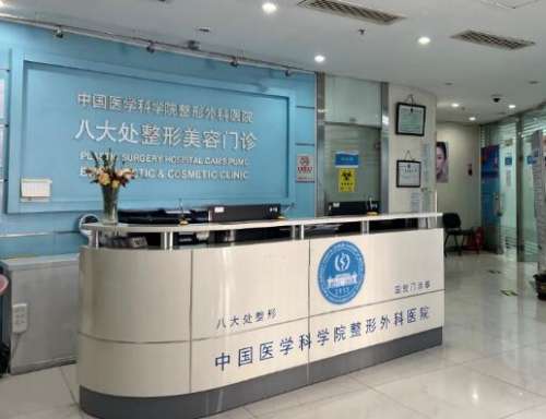 现如今随着各种各样整形美容技术的逐步提升，在耳部再造方面也涌现出了很多有实力的技术专家，特别是像在八大处整形美容医院里有有些针对于耳部畸形再造的医生是有很多的，所以大家在做整形的时候往往会先从该医院当中挑选几位医生进行对比。八大处刘暾、章庆国哪个好?实力医生技术水准测评后分享给大家。一、刘暾，作为八...