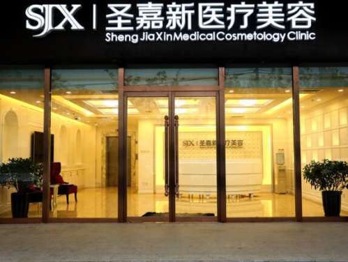 随着年龄的慢慢增长有不少的爱美人士面部会出现松弛和下垂，遇到这样的问题也不用太过于焦虑，可以选择做面部提升，也就是大家所熟悉的面部拉皮，这样就能够改善过深的皱纹和松弛的面部形态，在北京地区宋超超医生，在这方面的技术还是很不错的。一、宋超超医生拉皮水平怎么样?宋超超医生拉皮水平排在比较靠前的位置，因为...
