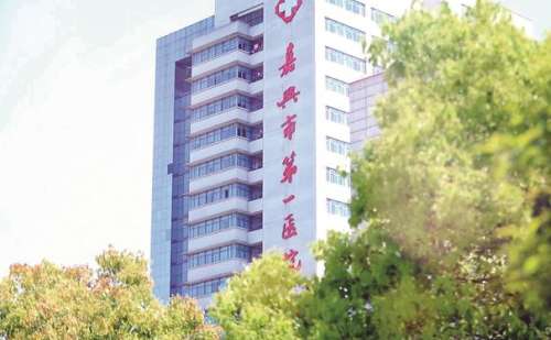 嘉兴市第一医院地包牙矫正比较好的医生有董伟杰、钟佳永、浦恩泽等，这几位医生对于地包天牙齿矫正项目是更为擅长的，能够更好的设计合适的矫正方案，能够让牙齿变得更加整齐。地包天牙齿问题的存在会让牙齿的美观性受到很大的影响，那么想要更好的解决这个问题，需要根据牙齿的具体情况来制定矫正方案需要选择技术更为显著...