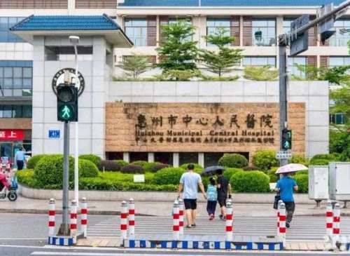 现在对于整形医生的相关信息是比较关注的，比如说开设在惠州的中心医院，在设立有美容科之后，就聘请了一大批有着较高学历和丰富临床经验的医生，而这些医生不仅能够做常规的美容整形，还提出了一些不同的见解和看法，做完整形手术之后，能够让局部变得更加的美观。一、惠州市中心人民医院整形美容科简介惠州市中心人民医院...