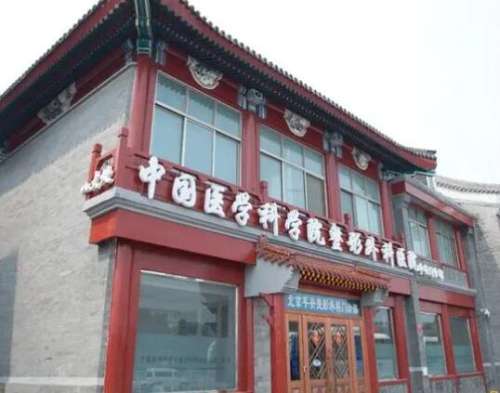 八大处整形美容医院已经通过三甲医院评审的医疗机构，而且工作在这里的医生也基本上都是有着较高学历和丰富临床经验的权威专家，在整形美容方面的手法细腻，而且拥有比较高的审美素养。甘承和田佳谁好?对于很多人比较关心的话题，小编为大家带来了两位医生的详细介绍，一起来看看技术实力到底如何吧。一、八大处甘承个人简...