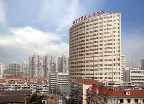 上海九院张余光医生担任整复外科主任医师职位，对于双眼皮技术有着突出的成就，拥有20多年丰富的临床手术经验，能够开展的医美项目也挺齐全的，并且拥有自己独到的实力和技术水平，不仅掌握了扎实的医学理论知识，也拥有扎实的临床手术操作功底，还担任着整形美容外科杂志的编委工作，是复合型的医疗人才。上海九院张余光...