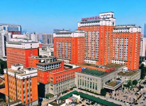 开设在长沙的湘雅医院，是国内综合实力比较强的一所现代化医院，医院的整形美容科也拥有很多人气比较高的整形医生，小编看到有很多的小姐妹想要在这里做双眼皮整形手术，希望了解一下湘雅附一雷少榕与龙剑虹哪个割双眼皮比较好?所以本文就为大家介绍一下这两位医生的实力如何，毕竟都是医疗团队里的核心成员，每位医生都有...