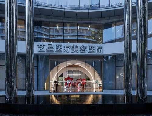 付德刚医生目前坐诊于杭州艺星医美医院，在当地有着很高的人气，在鼻部整形以及胸部整形方面的造诣颇深，重视与每一位爱美人士的沟通，设计合适的整形美丽方案，多次受邀参加大型的学术会议，在医学期刊上发表过多篇学术论文，工作之余还喜欢创新引进，不断学习，提高自身的技术水平，是一位值得信赖的整形医生。付德刚隆胸...