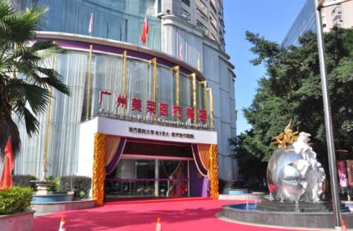 广州市美莱整形医院双眼皮医生名单有哪些?蒙喜永、陈贵宗、田跃平医生在做双眼皮上有着精湛的技术和丰富的经验。爱美是每个人的天性，尤其是女孩子，为了拥有好看的双眼皮大眼睛，很多的女孩子就想做双眼皮手术。双眼皮手术十分的考验医生的技术和审美，为此，想要选择好的医生就要擦亮眼睛。广州市美莱整形医院的医生就是...