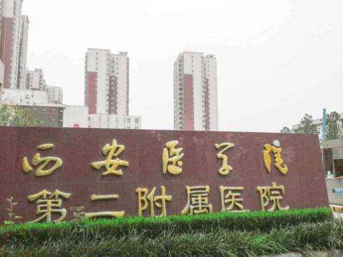 粟娜医生毕业于西安医学院第二附属医院医疗美容科，擅长双眼皮整形以及面部脂肪填充等相关美容整形项目，从业多年，不仅拥有着丰富的专业理论基础知识储备，同时在审美方面也较为独特，可以完美的达成爱美人士的诊疗需求，工作之余还不断提高自身的技术水平，力求给每一位求美者最理想的术后效果。粟娜医生双眼皮案例现实生...