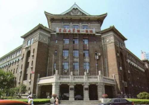 张舵医生现任职于吉大一院，医学博士学位，从事美容整形外科工作多年，一直致力于眼部整形方面的研究与创新，可以结合不同的眼部形态，设计出适合个人的整形方案，让术后眼部形态更加的自然协调，深受众多爱美人士的喜爱，工作之余还多次在权威医学期刊上发表专业文章，也得到了同行的一致认可。张舵双眼皮修复案例之前我在...