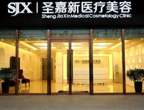 下颌骨太宽了，可以借助于做整形手术的方式来改善，对于很多爱美人士来说，不需要去韩国在国内也同样能够享受到专业的治疗，而且对于不少的爱美人士来说，因为整形技术手法比较细腻，张笑天迅速成为了在面部轮廓整形方面比较受欢迎的一位医生，前来就诊和咨询的人数也是比较多的，张笑天下颌骨手术价格表上的价格仅供大家作...