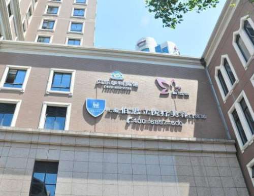 对于很多爱美人士比较关心的隆鼻整形，小编建议大家在挑选整形医生的时候，最好还是要多看一下医生的实操案例，这样就能够了解医生的风格。顾清整形医生是上海地区比较受欢迎的隆鼻整形医生，整体的风格更加自然，而且也得到了很多潮流人士的喜欢，小编也为大家提供了医生的详细信息，就一起来看看吧。一、上海顾清整形医生...