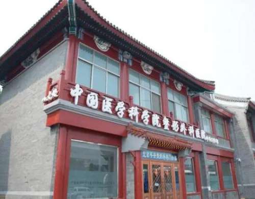 就是因为八大处整形美容医院汇集了很多有实力的技术专家，所以有不少的爱美人士会更加倾向于在这里做美容整形手术。其中很受欢迎的脂肪塑形专家李发成自体脂肪丰胸价格贵吗?多少钱?成为了大家比较关心的话题，李医生在八大处整形美容医院坐诊时间比较久，自体脂肪丰胸的价格比较适中，严格执行物价部门审批的收费标准，大...
