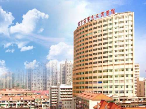 头发缺失不仅容易造成外形上的受损，而且还会影响到自信心，上海九院整复外科，作为能够进行各种美容整形手术的大型机构，在头发种植方面也是深受好评的诊疗中心，而且汇集了很多在头发种植方面比较有实力的专家，其中的吴巍医生，是国内较早接触头发种植的医师，能够进行的种植技术有很多，可以满足大多数患者在种植方面的...