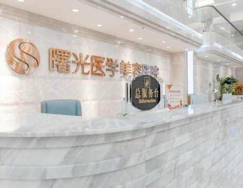 隆鼻比较熟悉的一种美容整形方式，对于大多数的爱美者来说，因为很多的整形美容医院都能够做隆鼻手术，所以难免会被鱼龙混杂的小机构所蒙蔽，整形之后的形态不是特别理想，坐诊于广州曙光整形美容医院的程鹏医生，在鼻部整形修复方面的技术实力比较强，如果做完隆鼻手术后的形态不满意，可以找医生进行修复。一、广州曙光程...