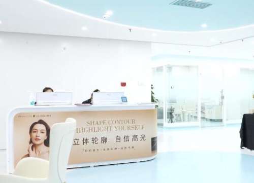 经常做医美项目的人，对整形美容手术也有一定的了解，像是双眼皮、隆鼻等手术是比较常见的，做的人也比较多，不过也有一些比较复杂的整形手术，像是磨骨手术等，操作起来比较复杂，对于医生的专业度要求也挺高的，而且需要获得相关的资质才能进行这项手术，对于脸型不太好的爱美者来说，做手术之前一定要挑选正规的医疗机构...